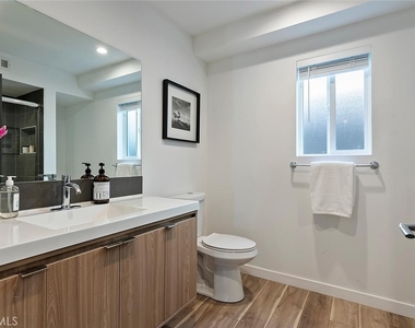 13538 Vanowen Street - Photo Thumbnail 23