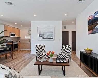 13538 Vanowen Street - Photo Thumbnail 9