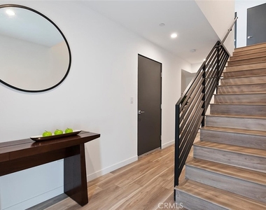 13538 Vanowen Street - Photo Thumbnail 4