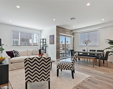 13538 Vanowen Street - Photo Thumbnail 5