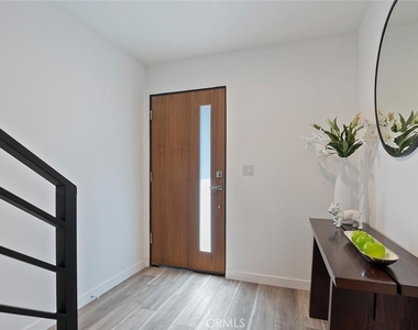 13538 Vanowen Street - Photo Thumbnail 3