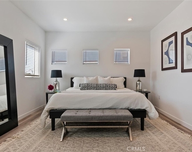 13538 Vanowen Street - Photo Thumbnail 16