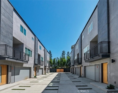 13538 Vanowen Street - Photo Thumbnail 2