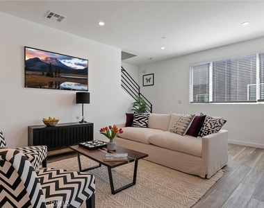 13538 Vanowen Street - Photo Thumbnail 7