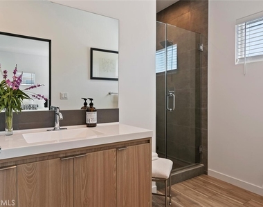 13538 Vanowen Street - Photo Thumbnail 18