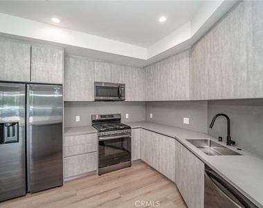 2828 London Street - Photo Thumbnail 3