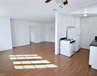6951 Simpson Avenue - Photo Thumbnail 2