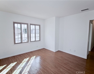6951 Simpson Avenue - Photo Thumbnail 7