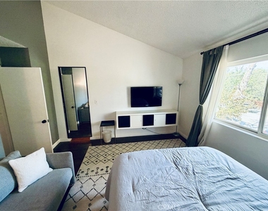 8435 Burnet - Photo Thumbnail 15