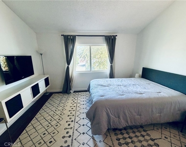 8435 Burnet - Photo Thumbnail 14