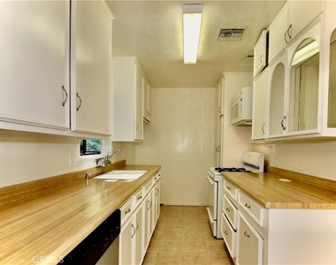21470 Providencia Street - Photo Thumbnail 5