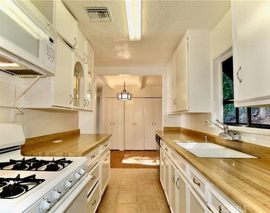 21470 Providencia Street - Photo Thumbnail 4