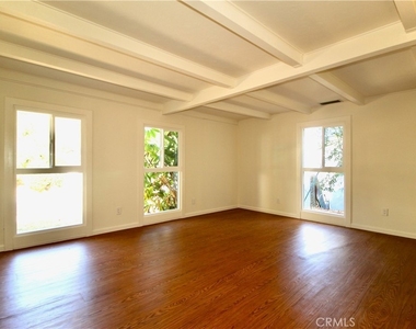 21470 Providencia Street - Photo Thumbnail 3