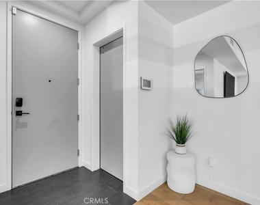 532 W Elk Avenue - Photo Thumbnail 2