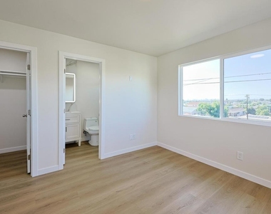 5740 Midwick St - Photo Thumbnail 3