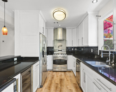 4951 Enfield Avenue - Photo Thumbnail 6