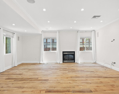 4951 Enfield Avenue - Photo Thumbnail 14