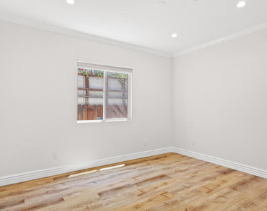 4951 Enfield Avenue - Photo Thumbnail 12