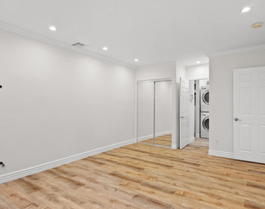 4951 Enfield Avenue - Photo Thumbnail 9