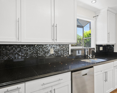 4951 Enfield Avenue - Photo Thumbnail 7
