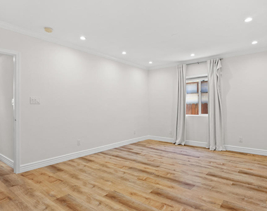4951 Enfield Avenue - Photo Thumbnail 11