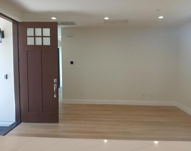 523 Lancaster Way - Photo Thumbnail 6
