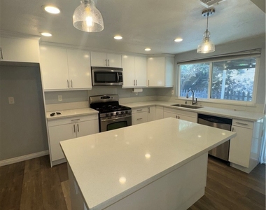 2152 Trafalgar Avenue - Photo Thumbnail 5