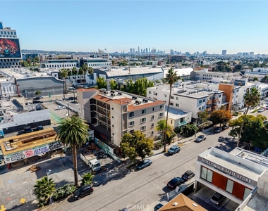 1466 Tamarind Avenue - Photo Thumbnail 18