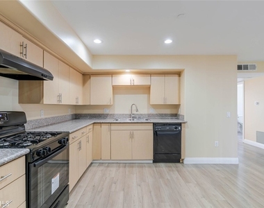 1466 Tamarind Avenue - Photo Thumbnail 5