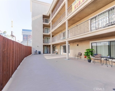 1466 Tamarind Avenue - Photo Thumbnail 14