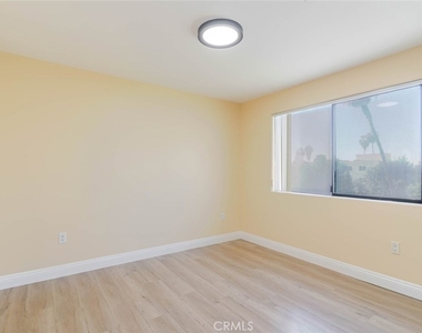 1466 Tamarind Avenue - Photo Thumbnail 7