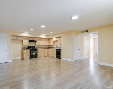 1466 Tamarind Avenue - Photo Thumbnail 2