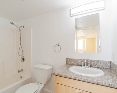 1466 Tamarind Avenue - Photo Thumbnail 11