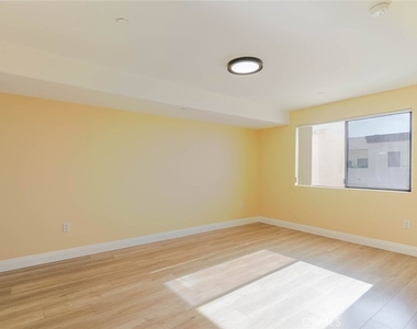 1466 Tamarind Avenue - Photo Thumbnail 9