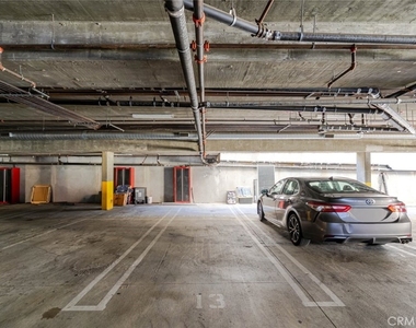 1466 Tamarind Avenue - Photo Thumbnail 15