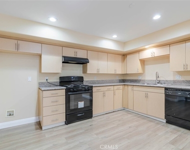 1466 Tamarind Avenue - Photo Thumbnail 4