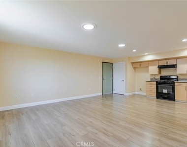 1466 Tamarind Avenue - Photo Thumbnail 3