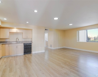 1466 Tamarind Avenue - Photo Thumbnail 1