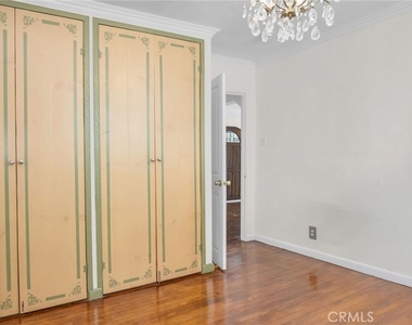 2620 Commodore - Photo Thumbnail 6