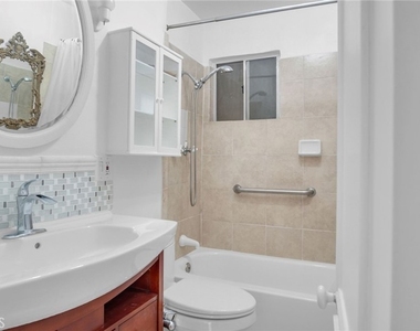2620 Commodore - Photo Thumbnail 7