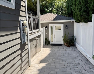 1820 1/2 S Wooster Street - Photo Thumbnail 24