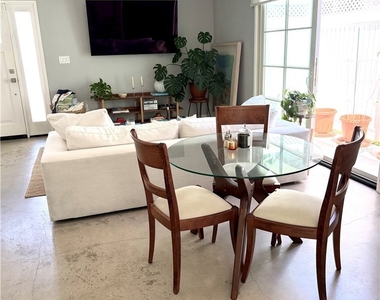 1820 1/2 S Wooster Street - Photo Thumbnail 2