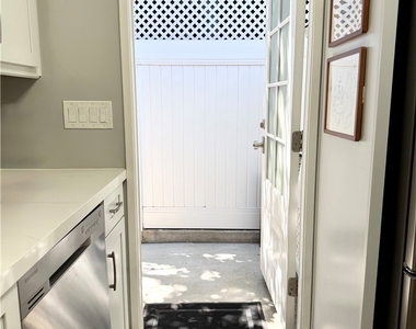 1820 1/2 S Wooster Street - Photo Thumbnail 15