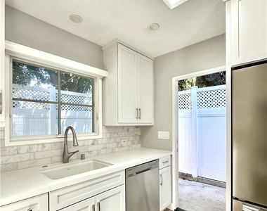 1820 1/2 S Wooster Street - Photo Thumbnail 14