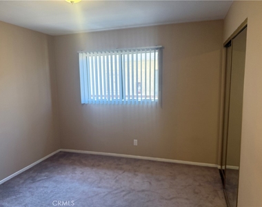1022 Irving Avenue - Photo Thumbnail 16