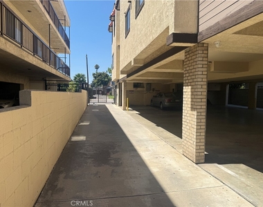 1022 Irving Avenue - Photo Thumbnail 3