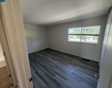 1177 Norwegian Ave - Photo Thumbnail 18