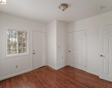 402 Bissell - Photo Thumbnail 20