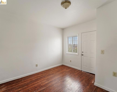 402 Bissell - Photo Thumbnail 17