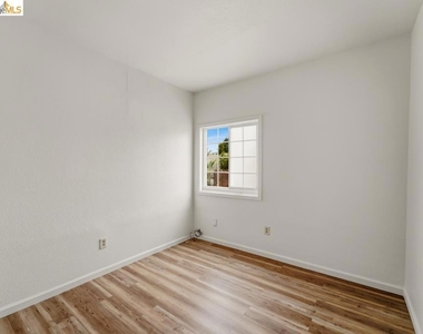 400 Bissell Ave - Photo Thumbnail 13